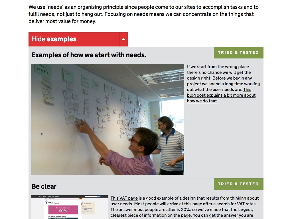 Webteam der britischen Regierung ordnet Inhalte mit Zettel auf einer Flipchart